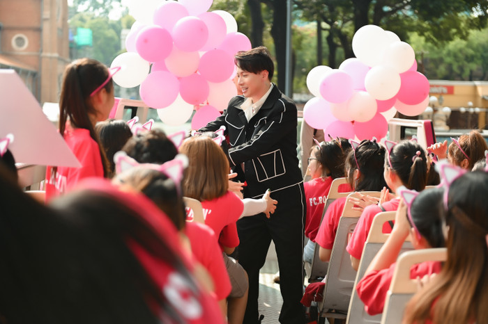 Fan náo loạn khi S.T bất ngờ xuất hiện và tặng Phiếu bé ngoan trên xe bus 2 tầng Ảnh 5