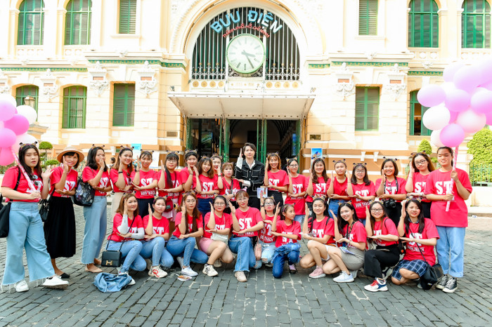 Fan náo loạn khi S.T bất ngờ xuất hiện và tặng Phiếu bé ngoan trên xe bus 2 tầng Ảnh 3