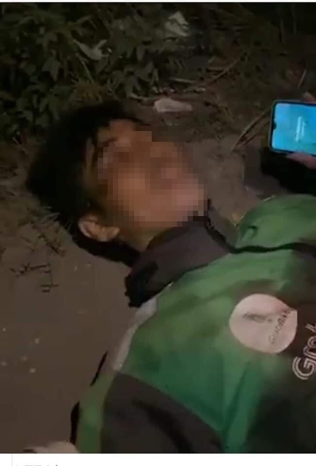 Anh Q. bị 2 kẻ lạ mặt chặn xe, dùng dao đâm rồi cướp xe máy.