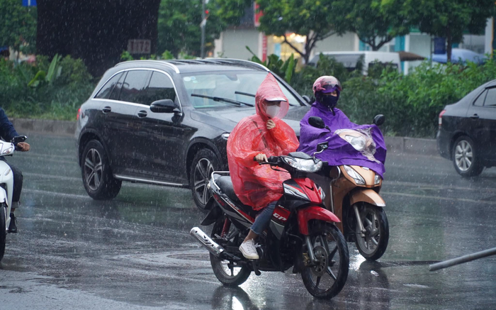 Mưa 'vàng' giải nhiệt Hà Nội sau chuỗi nắng nóng kỷ lục kéo dài nhất lịch sử trong vòng gần 50 năm qua Ảnh 2