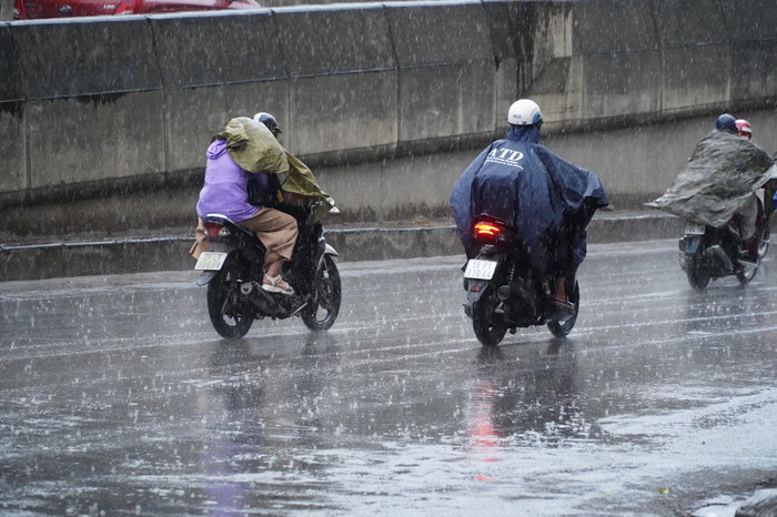 Mưa 'vàng' giải nhiệt Hà Nội sau chuỗi nắng nóng kỷ lục kéo dài nhất lịch sử trong vòng gần 50 năm qua Ảnh 8
