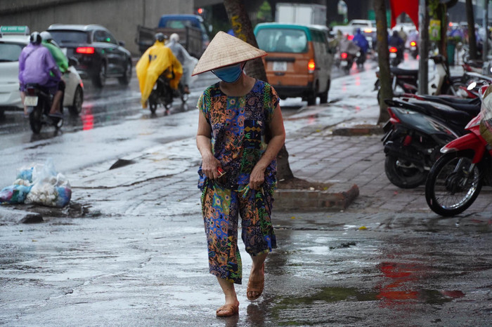 Mưa 'vàng' giải nhiệt Hà Nội sau chuỗi nắng nóng kỷ lục kéo dài nhất lịch sử trong vòng gần 50 năm qua Ảnh 12