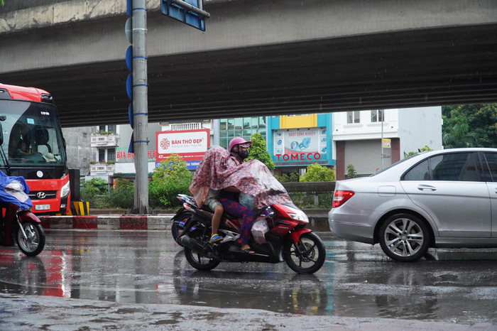 Mưa 'vàng' giải nhiệt Hà Nội sau chuỗi nắng nóng kỷ lục kéo dài nhất lịch sử trong vòng gần 50 năm qua Ảnh 13