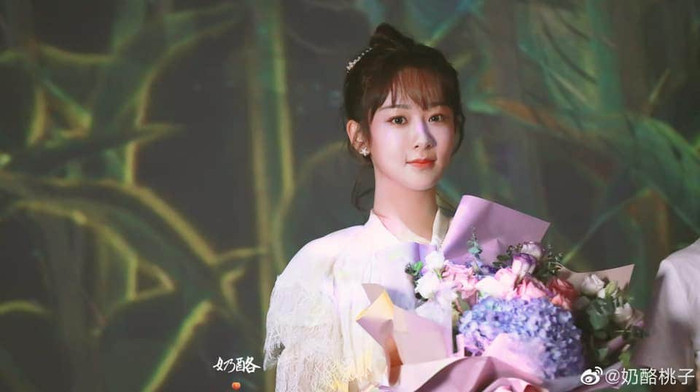 Dương Tử xuất hiện dễ thương như công chúa phim ngôn tình trong fan meeting, ẩn sau về ngoài ngọt ngào là một trái tim mạnh mẽ Ảnh 16