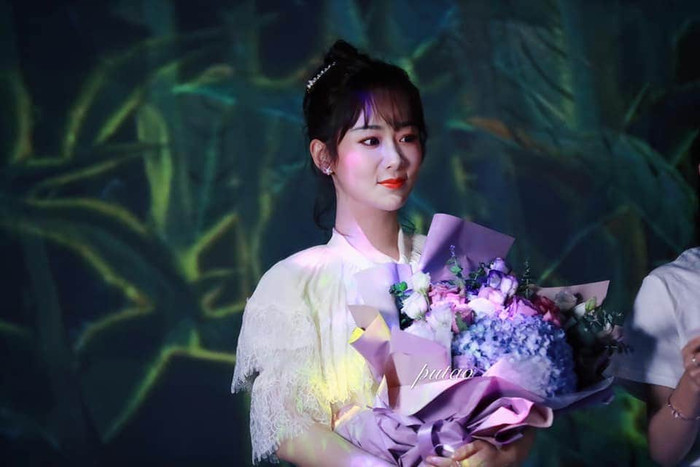 Dương Tử xuất hiện dễ thương như công chúa phim ngôn tình trong fan meeting, ẩn sau về ngoài ngọt ngào là một trái tim mạnh mẽ Ảnh 15