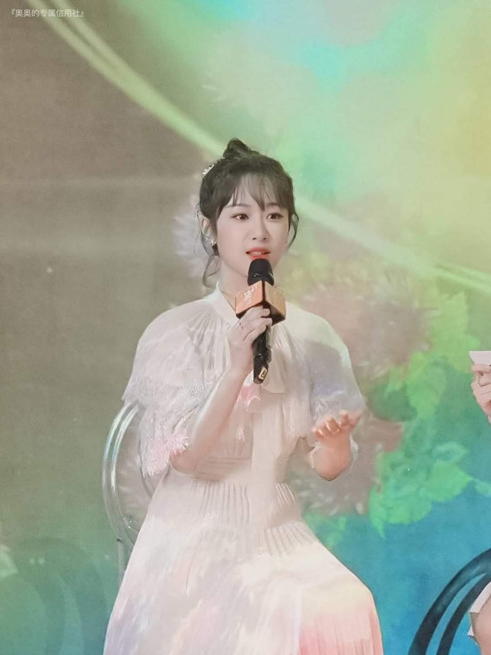 Dương Tử xuất hiện dễ thương như công chúa phim ngôn tình trong fan meeting, ẩn sau về ngoài ngọt ngào là một trái tim mạnh mẽ Ảnh 13