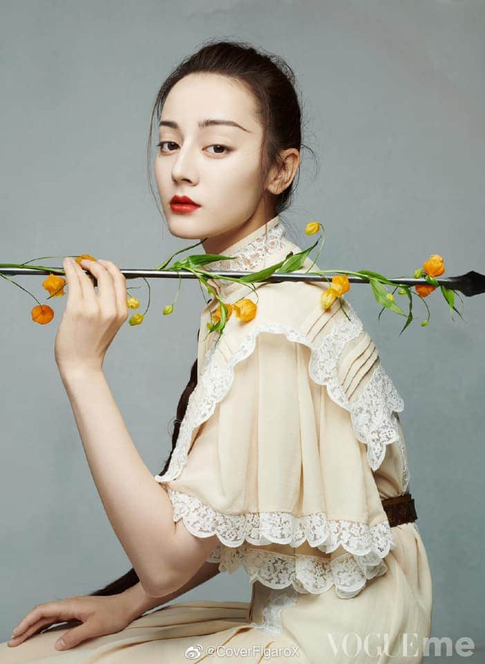 Địch Lệ Nhiệt Ba trên Vogue Me tháng 7: Kẻ chê 'dị' khó ngấm, người khen sang chảnh, kiêu kì Ảnh 6