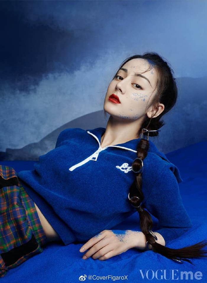 Địch Lệ Nhiệt Ba trên Vogue Me tháng 7: Kẻ chê 'dị' khó ngấm, người khen sang chảnh, kiêu kì Ảnh 10