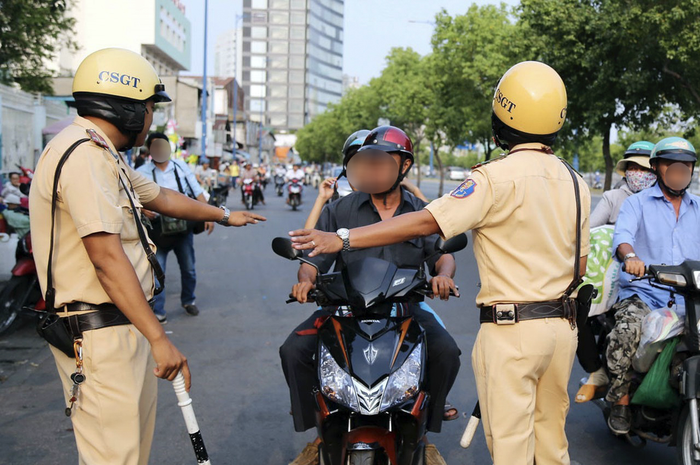 Khi xuất hiện video về hành vi vi phạm giao thông trên mạng, CSGT có thể lấy đó làm căn cứ tiến hành xử phạt cá nhân vi phạm. (Ảnh minh hoạ: Độc Lập / Thanh Niên)