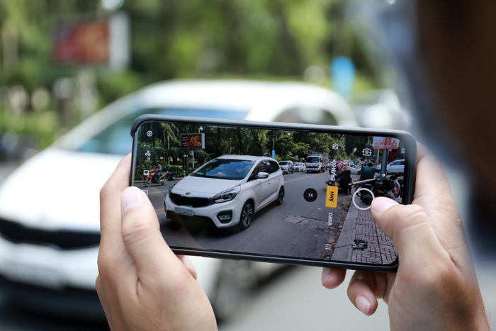 Theo Điều 24 Thông tư 65/2020/TT-BCA, CSGT có quyền tiếp nhận, xác minh thông tin, hình ảnh phản ánh vi phạm trật tự, an toàn giao thông đường bộ đăng tải trên mạng. (Ảnh minh hoạ: Ngọc Dương / Thanh Niên)