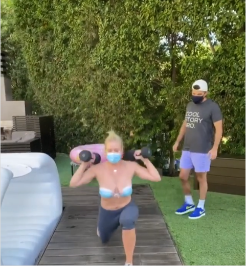 Sao Hollywood bị chỉ trích dữ dội vì dùng khẩu trang làm áo bra giữa tâm dịch Covid-19 Ảnh 6