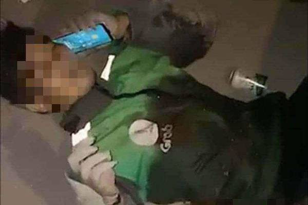 Anh Q. gọi điện báo cho vợ sau khi bị đâm nguy kịch.