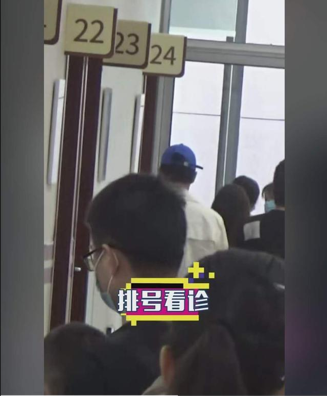 Xếp hàng lấy số để khám bệnh 