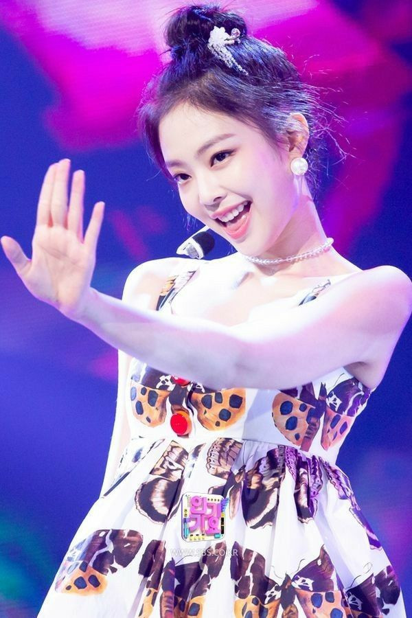 Đẹp hay không tùy vào mắt người nhìn, nhưng Jennie (BlackPink) đã từng diện rất đẹp chiếc váy xòe bồng họa tiết bướm từ năm 2019 và sau đó tạo thành cơn sốt trong giới thời trang.&nbsp;