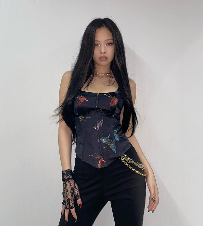 Lần khác, cô nàng lại chọn cho mình thiết kế corset in họa tiết này, vừa trẻ trung lại thêm phần quyến rũ.&nbsp;