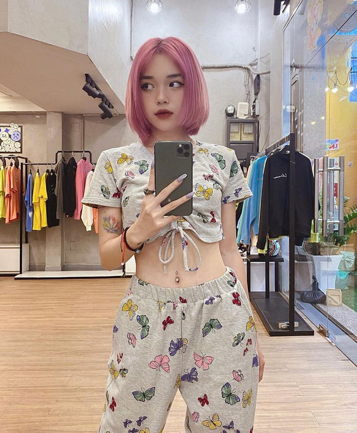 Ngược lại, khi một bộ cánh đã mang quá nhiều họa tiết giống như thiết kế Linh Ngọc Đàm đang diện, việc tiết chế trang sức là điều cần thiết.&nbsp;