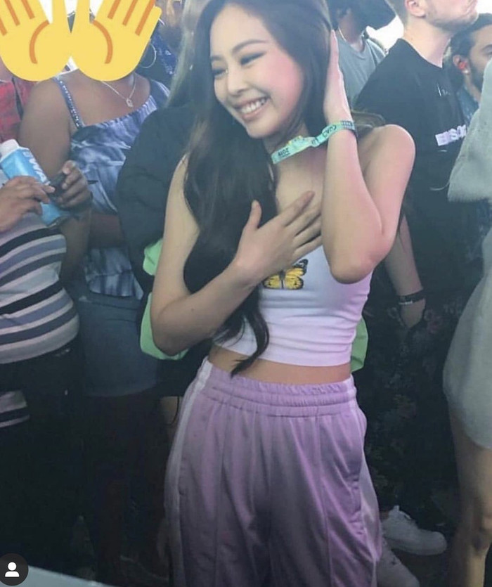 Chỉ một chú bướm đơn giản trên ngực áo, set đồ của nữ ca sĩ đã thu hút hơn muôn phần.&nbsp;