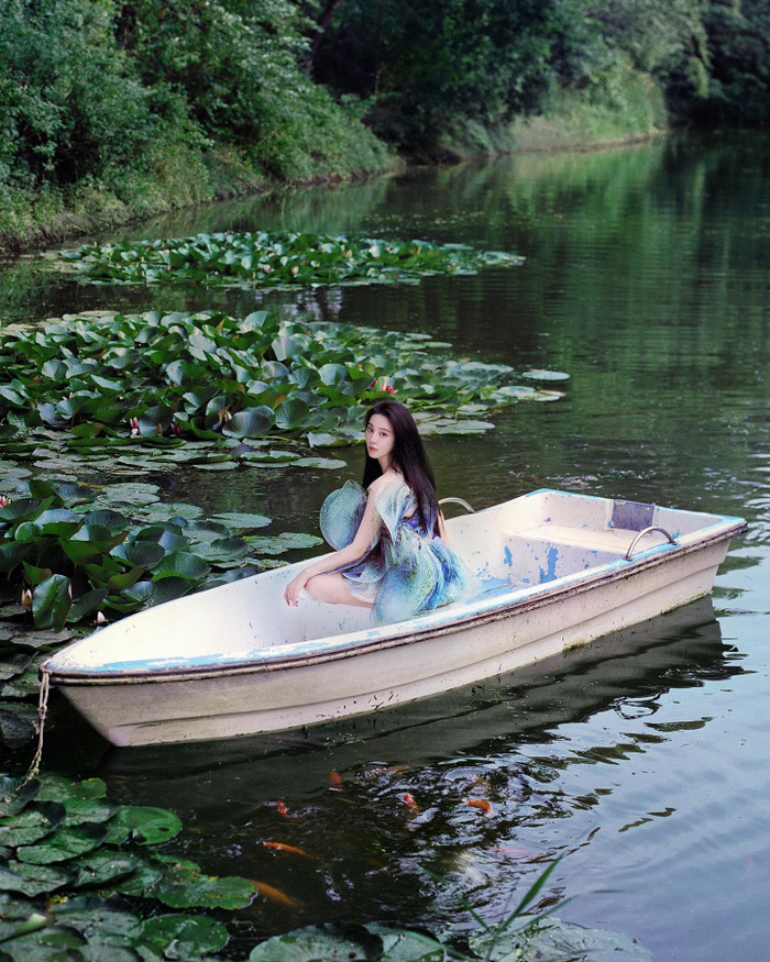 Băng Tỷ khoác trên mình thiết kế Haute Coture được đặt may riêng theo số đo của mình, chỉ riêng điều đó thôi fans đã thấy tự hào vô cùng 