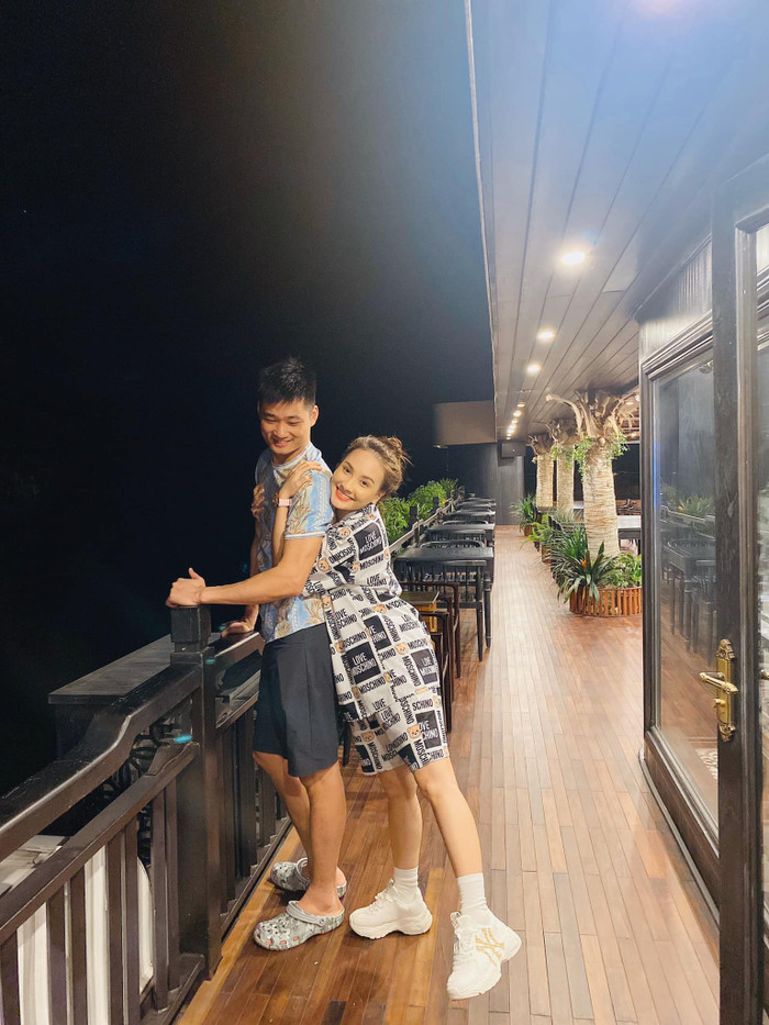 Chia sẻ của Bảo Thanh đã nhanh chóng nhận được nhiều lượt yêu thích từ cư dân mạng, ai nấy đều bày tỏ sự ngưỡng mộ đến tình cảm ngọt ngào và hạnh phúc của vợ chồng cô sau 10 năm bên nhau. 