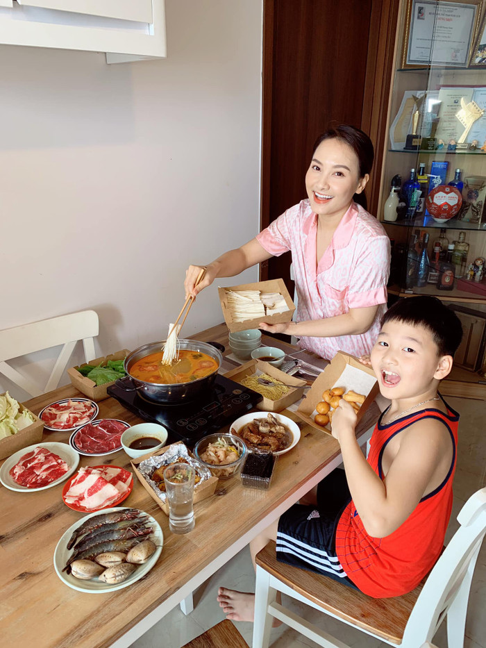 Vì đã tạm ngưng đóng phim nên hiện tại Bảo Thanh chủ yếu dành thời gian ở nhà chăm sóc con trai và nấu những món ngon để 'nịnh' chồng