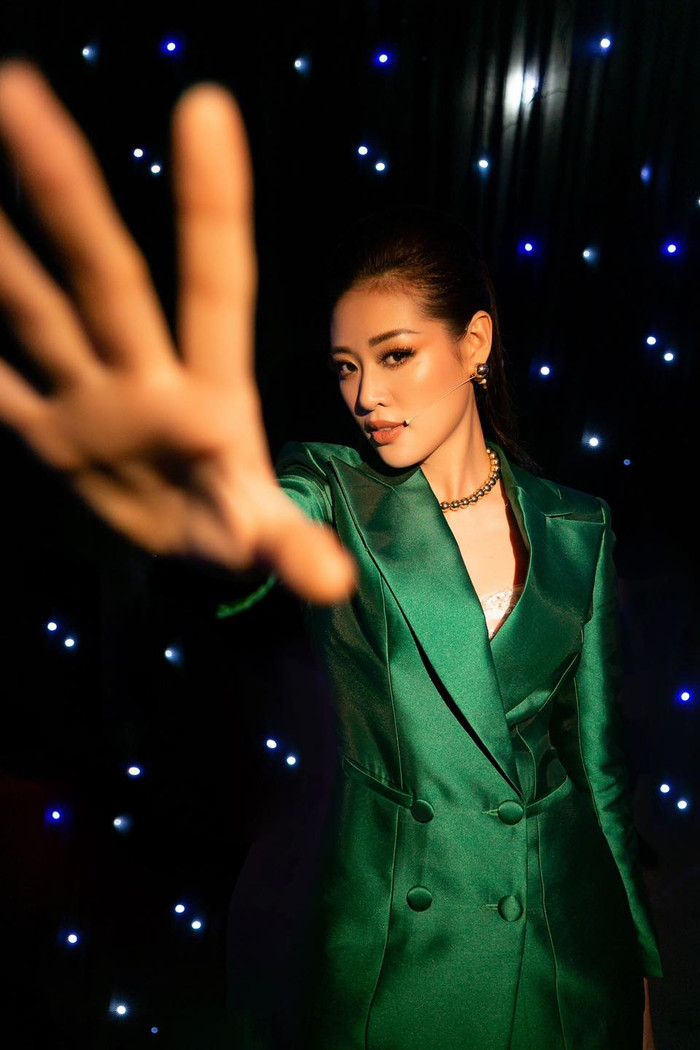 Diện suit đậm phong cách menswear, hoa hậu Khánh Vân vẫn đầy vẻ nữ tính.