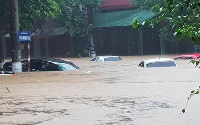 Mưa cực lớn khiến nhiều tuyến đường Hà Giang ngập sâu trong biển nước, mẹ cùng con gái 15 tuổi bị đất đá vùi lấp tử vong Ảnh 2