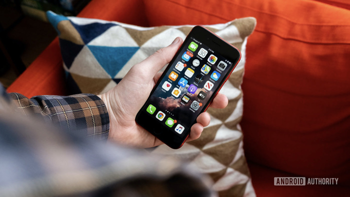 Máy được bán chính hãng tại Việt Nam vào đầu tháng 6 với giá mức khởi điểm là 12,9 triệu đồng. (Ảnh: Android Authority)