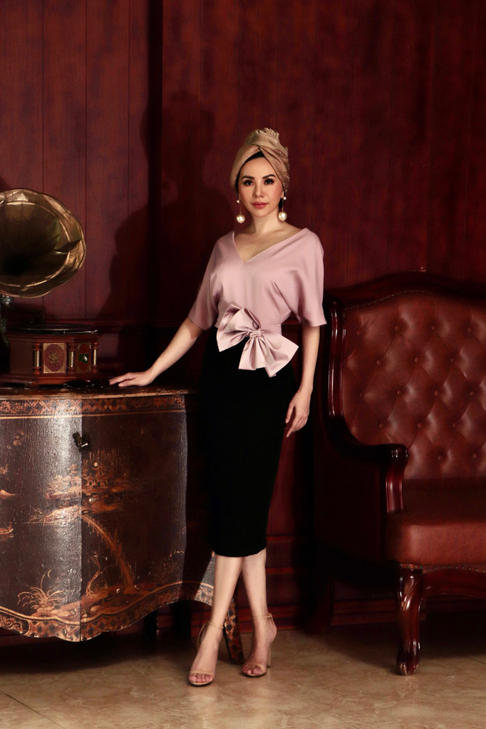 Cách chơi màu đồng điệu giữa khăn quấn và áo cánh mang đến sự nữ tính kiêu sa