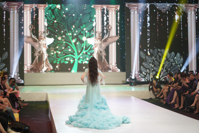Mẫu nhí 7 tuổi mặc váy nặng 15kg, dài 2m vẫn catwalk cực đỉnh Ảnh 8