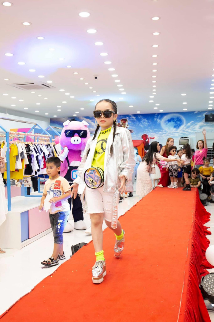 Mẫu nhí 7 tuổi mặc váy nặng 15kg, dài 2m vẫn catwalk cực đỉnh Ảnh 13