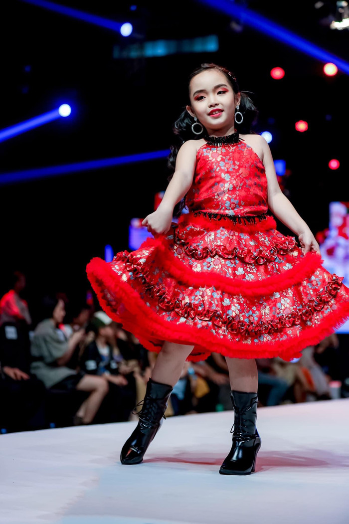 Mẫu nhí 7 tuổi mặc váy nặng 15kg, dài 2m vẫn catwalk cực đỉnh Ảnh 20