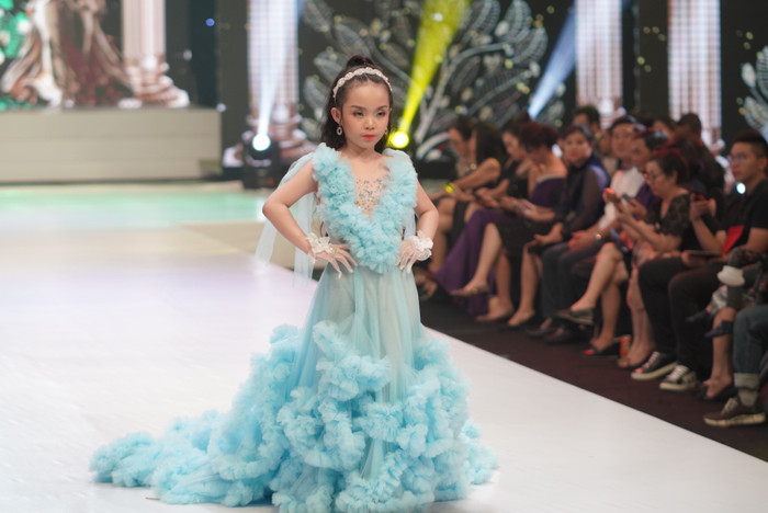 Mẫu nhí 7 tuổi mặc váy nặng 15kg, dài 2m vẫn catwalk cực đỉnh Ảnh 6