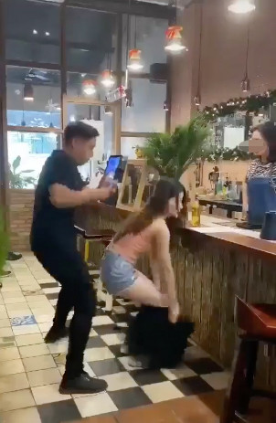 Tìm tiền để thanh toán hoá đơn, cô gái khiến người xung quanh muốn 'rớt tim' vì hành động này Ảnh 4