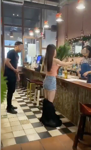 Tìm tiền để thanh toán hoá đơn, cô gái khiến người xung quanh muốn 'rớt tim' vì hành động này Ảnh 5