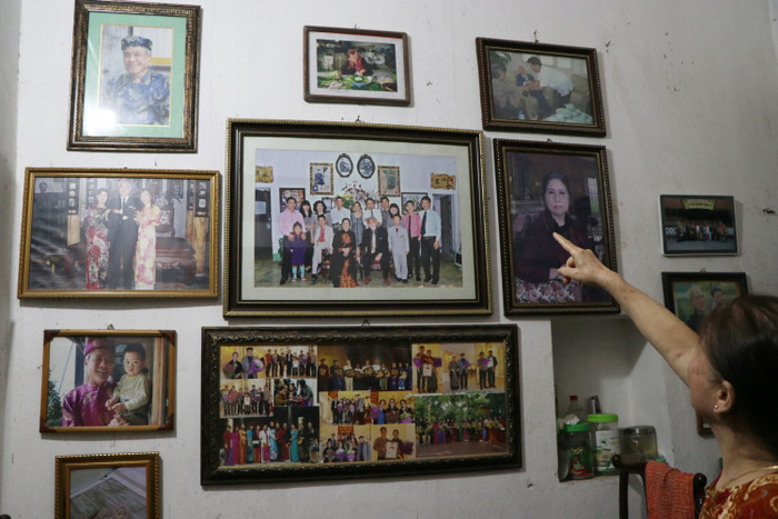 Những bức ảnh gia đình được vợ chồng bà Lâm gìn giữ.