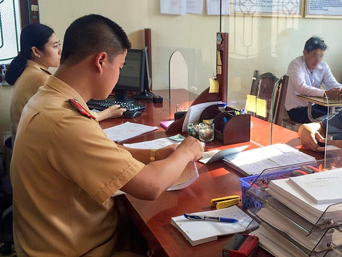 Tuy nhiên, khi hai bên làm thủ tục sang tên, đổi chủ ngay thì sẽ không cần phải nộp loại giấy tờ này. (Ảnh: Báo Pháp Luật)