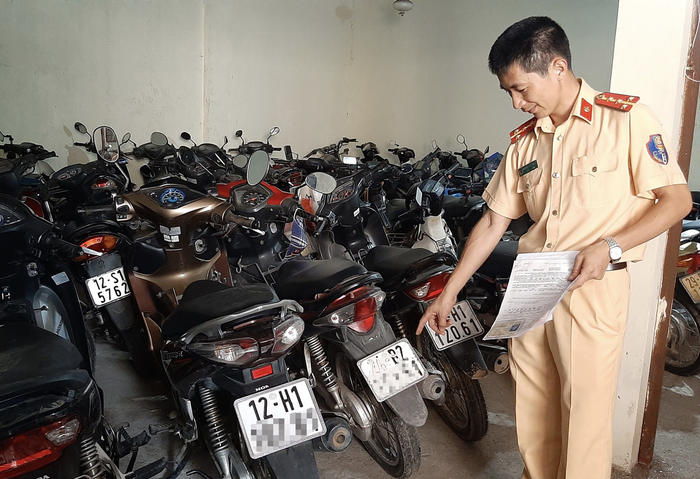 Trường hợp điều chuyển, mua bán xe trong cùng tỉnh, chủ xe chỉ phải nộp lại đăng ký. (Ảnh: Bá Đô)