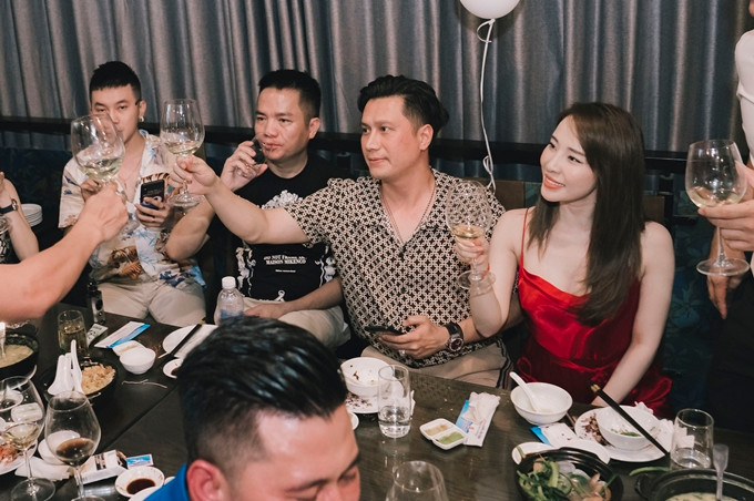 Trong suốt buổi tiệc Việt Anh và Quỳnh Nga luôn kề bên nhau