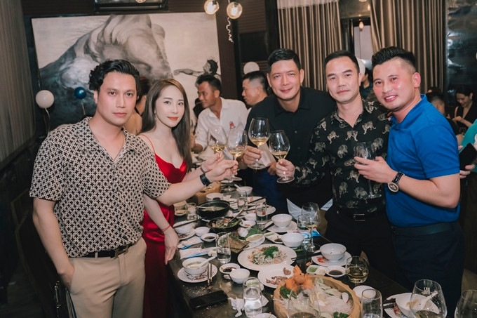 Xuất hiện với kiểu tóc 'bà thím', Việt Anh khiến người hâm mộ phải mất một lúc mới nhận ra nam diễn viên