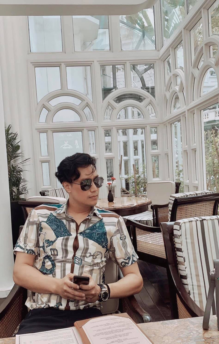 Cũng là kiểu tóc xoăn tít một bên nhưng có lẽ trong buổi tiệc sinh nhật bạn thân Việt Anh đã lỡ xịt keo quá đà mới khiến tóc không có độ phồng và không được đẹp như những bức ảnh này