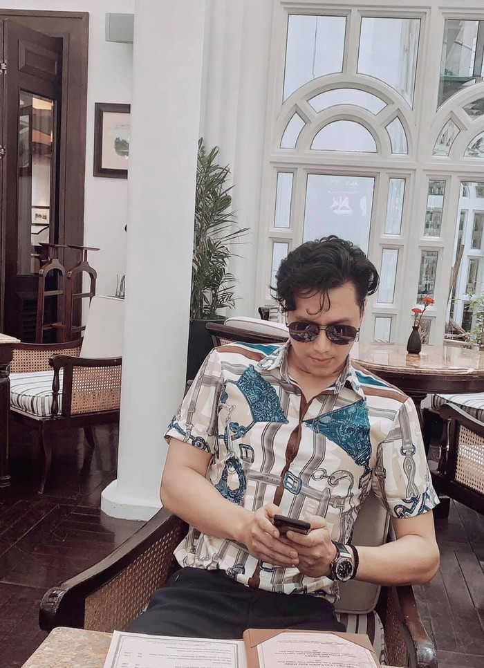 Việt Anh khoe vẻ ngoài điển trai phong trần cùng kiểu tóc mới khác hẳn hoàn toàn so với những hình ảnh được chụp trong buổi tiệc vừa qua