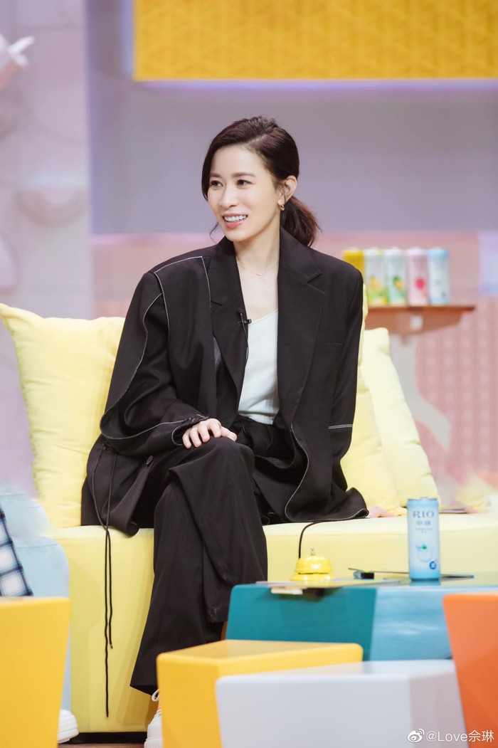 Người đẹp còn thử khoác trên mình các thiết kế suit cách tân, oversized như thế này 