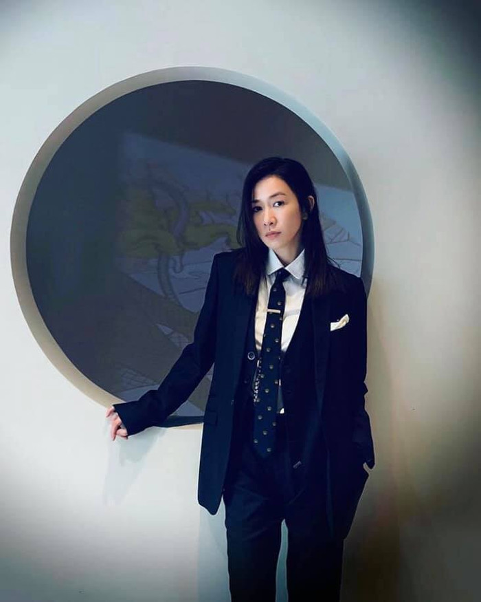 Hình ảnh mới nhất của Xa Thi Mạn với trang phục suit nam tính thắt cà -vạt khí chất ngời ngời khiến fans say đắm 