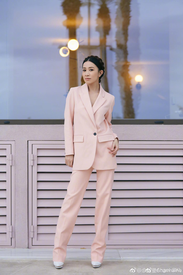 Ngoài những gam màu suit trung tính, mỹ nhân Hong Kong còn chọn các dáng suit với gam màu tươi trẻ pastel ngọt ngào