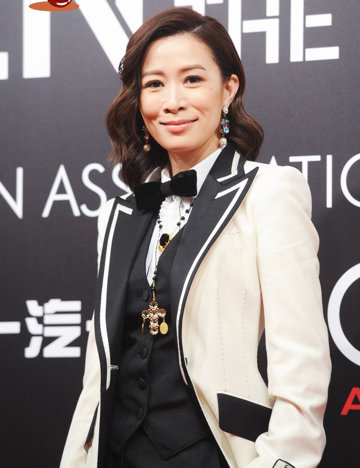 Mỹ nhân Hong Kong còn mix phụ kiện trang sức tinh tế với bông tai và dây chuyền đeo cổ