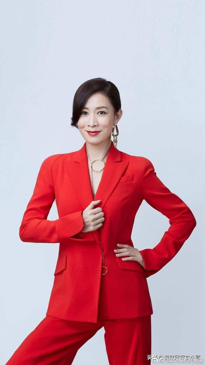 Rực rỡ trong shoot ảnh thời trang với suit đỏ chói chang 