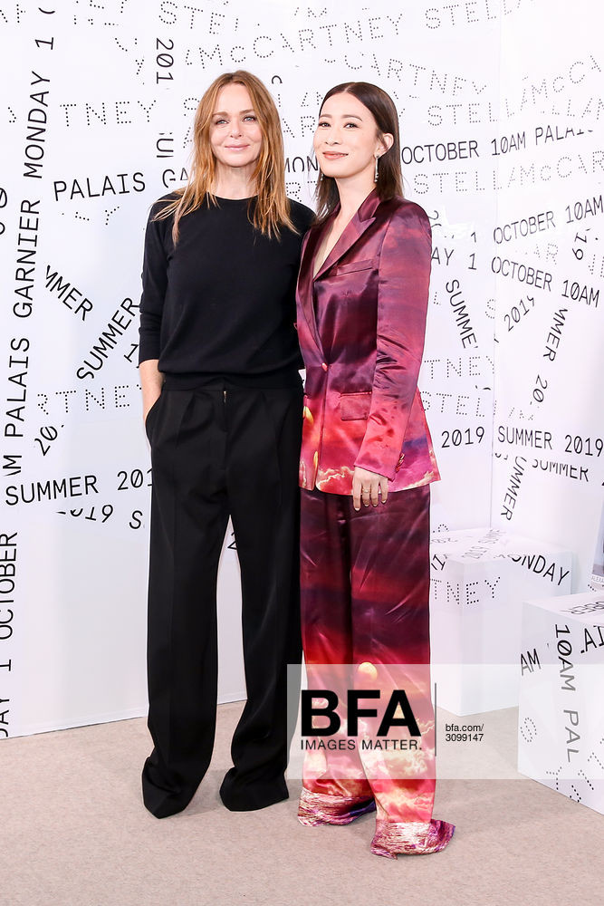 Tham dự show thời trang của Stella McCartney, Xa Thi Mạn chọn cho mình dáng suit lạ mắt với chất liệu silk cùng họa tiết sắc đỏ rượu loang lổ 