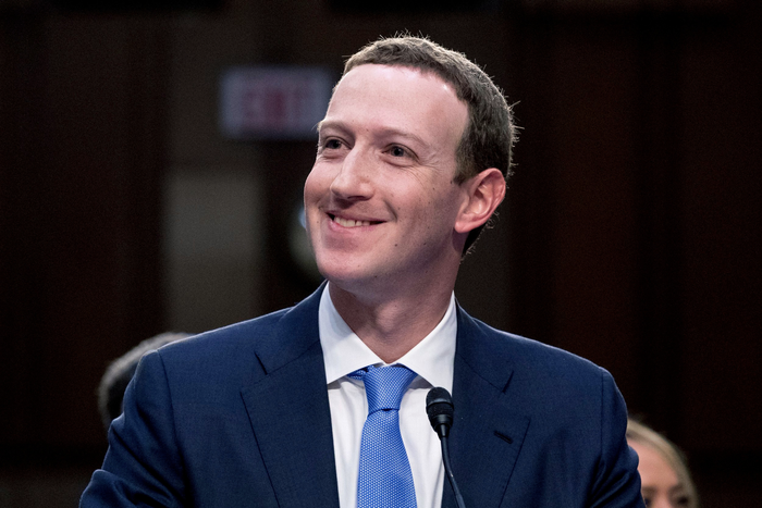 Tính từ đầu năm cho đến nay, 'ông chủ' Facebook - Mark Zuckerberg - đã thu về gần 15 tỷ USD. (Ảnh: AP)