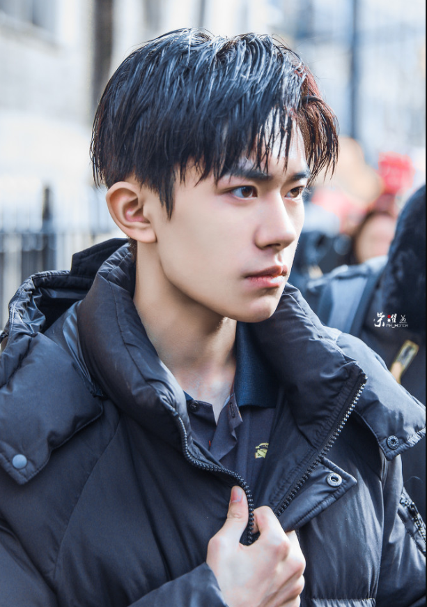 Dân mạng 'đổ đứ đừ' trước góc nghiêng kèm nét mặt 'giận dỗi' của Dịch Dương Thiên Tỉ Ảnh 17