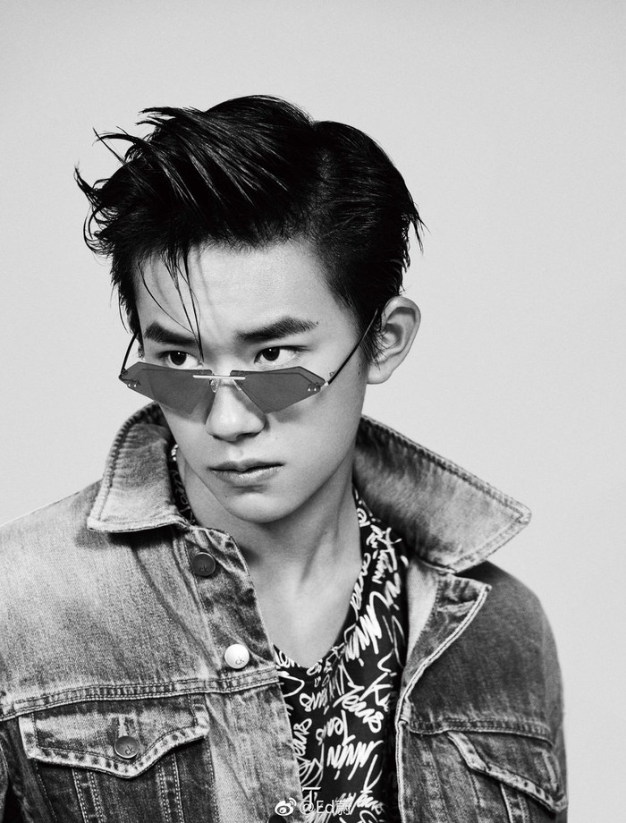 Dân mạng 'đổ đứ đừ' trước góc nghiêng kèm nét mặt 'giận dỗi' của Dịch Dương Thiên Tỉ Ảnh 16